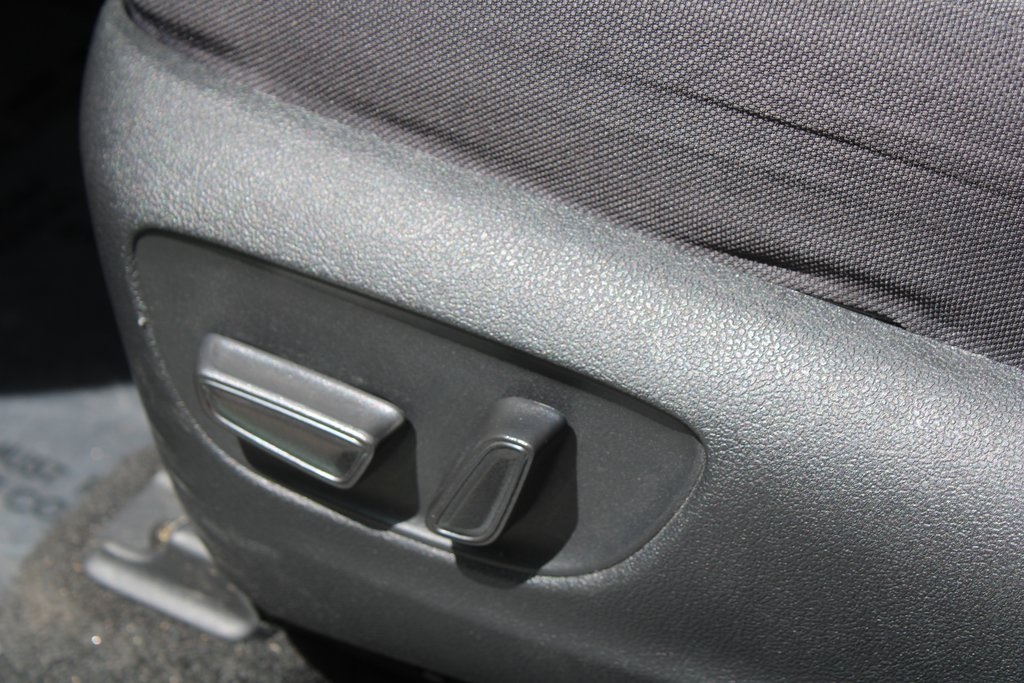 2023 Toyota Highlander L photo 3