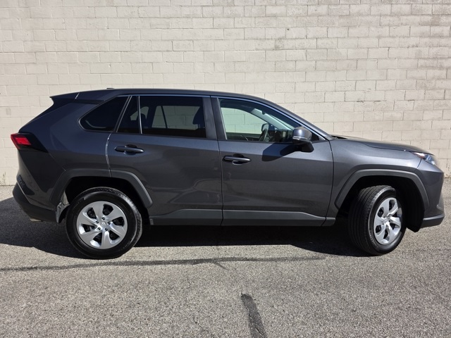 2022 Toyota RAV4 LE photo 6