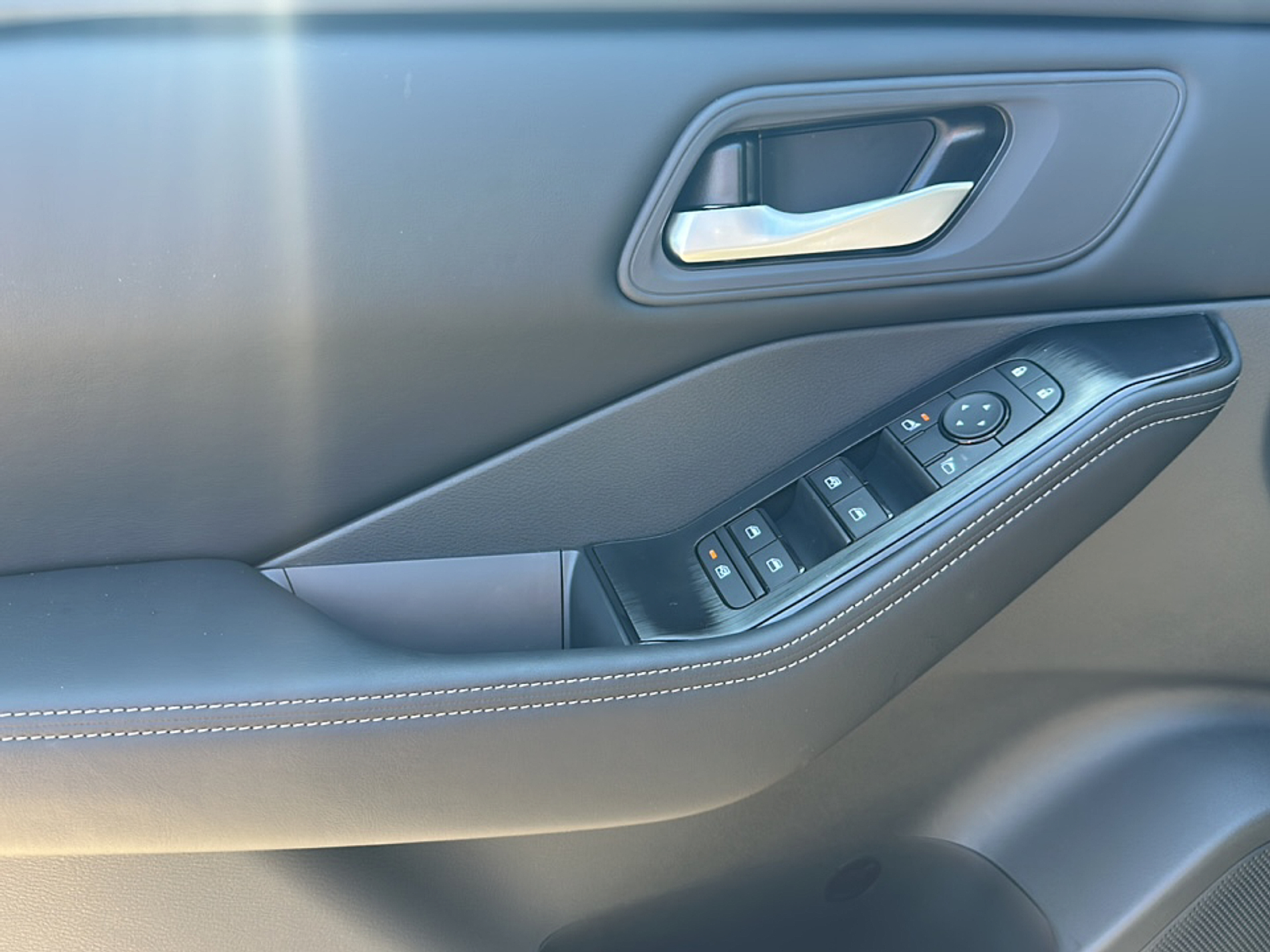 2026 Nissan Rogue SL photo 2