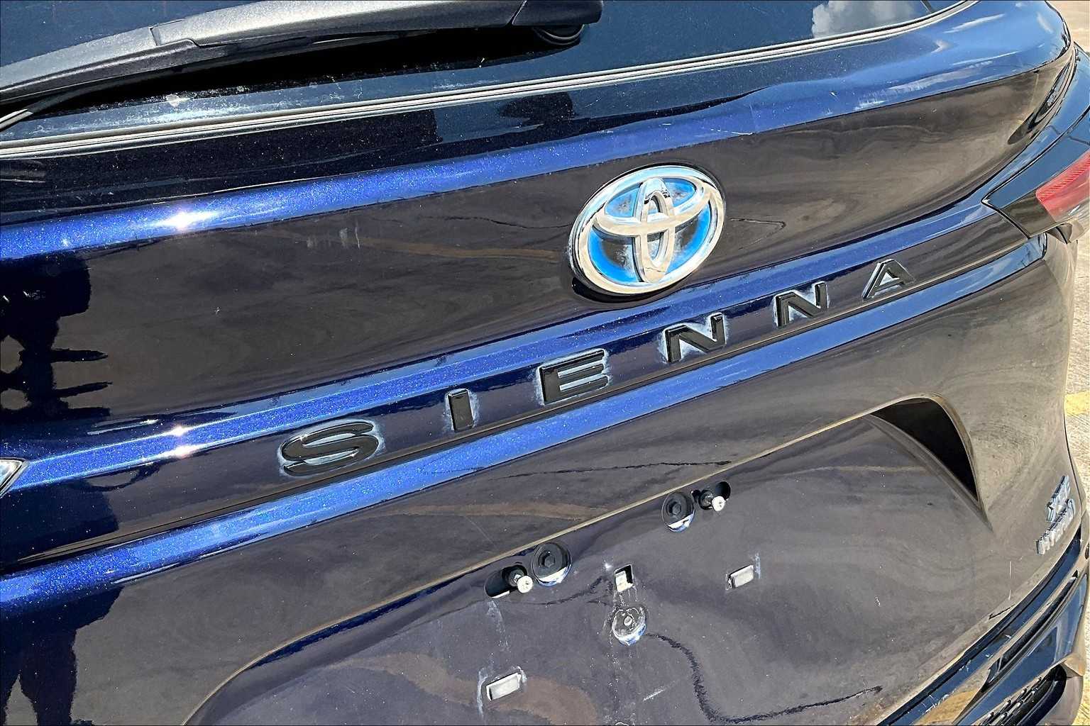 2021 Toyota Sienna XSE photo 25