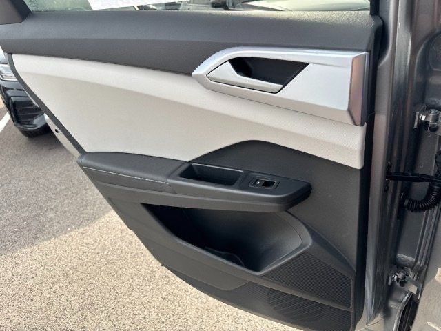 2025 Volkswagen Taos SE photo 13