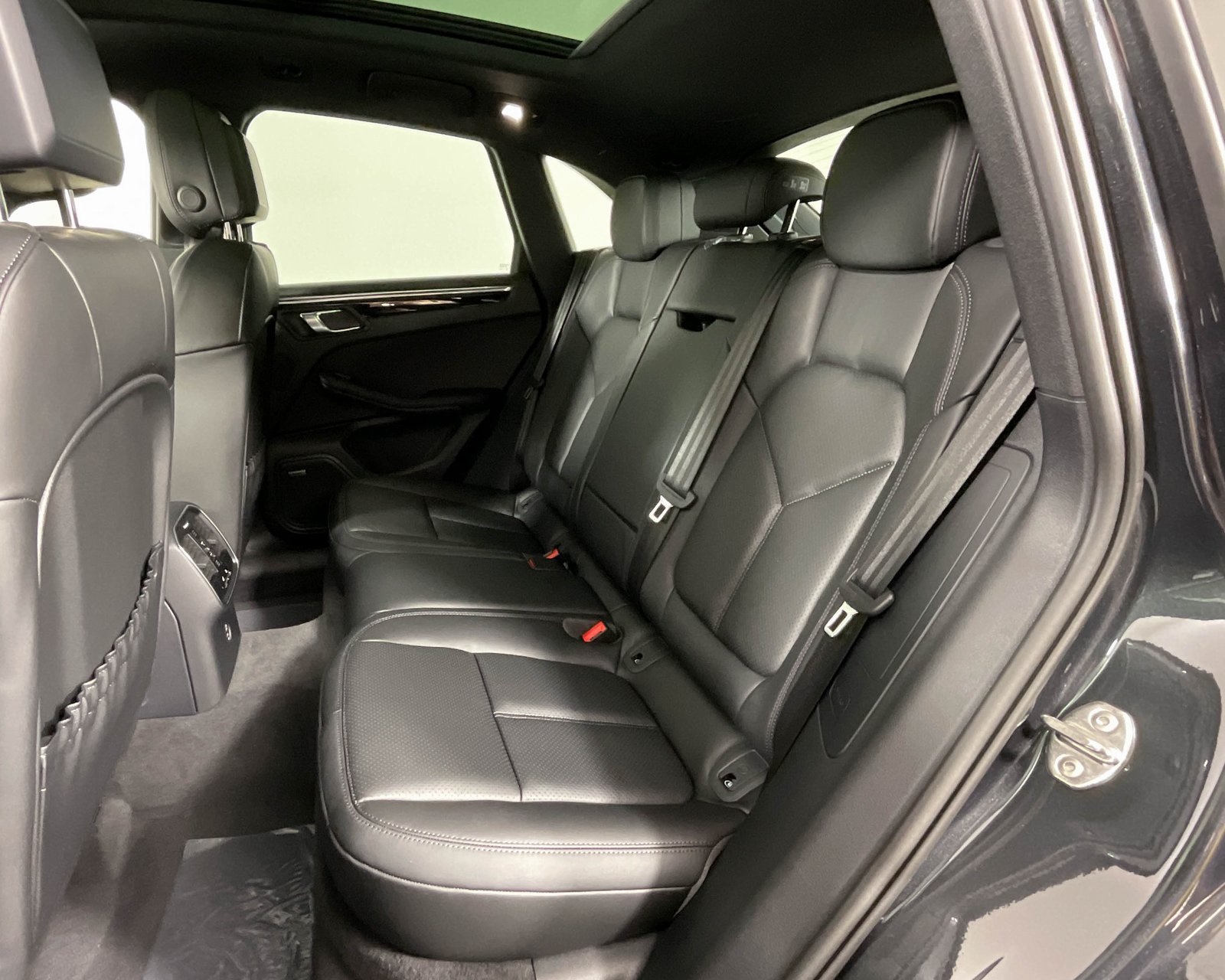 2025 Porsche Macan S photo 23