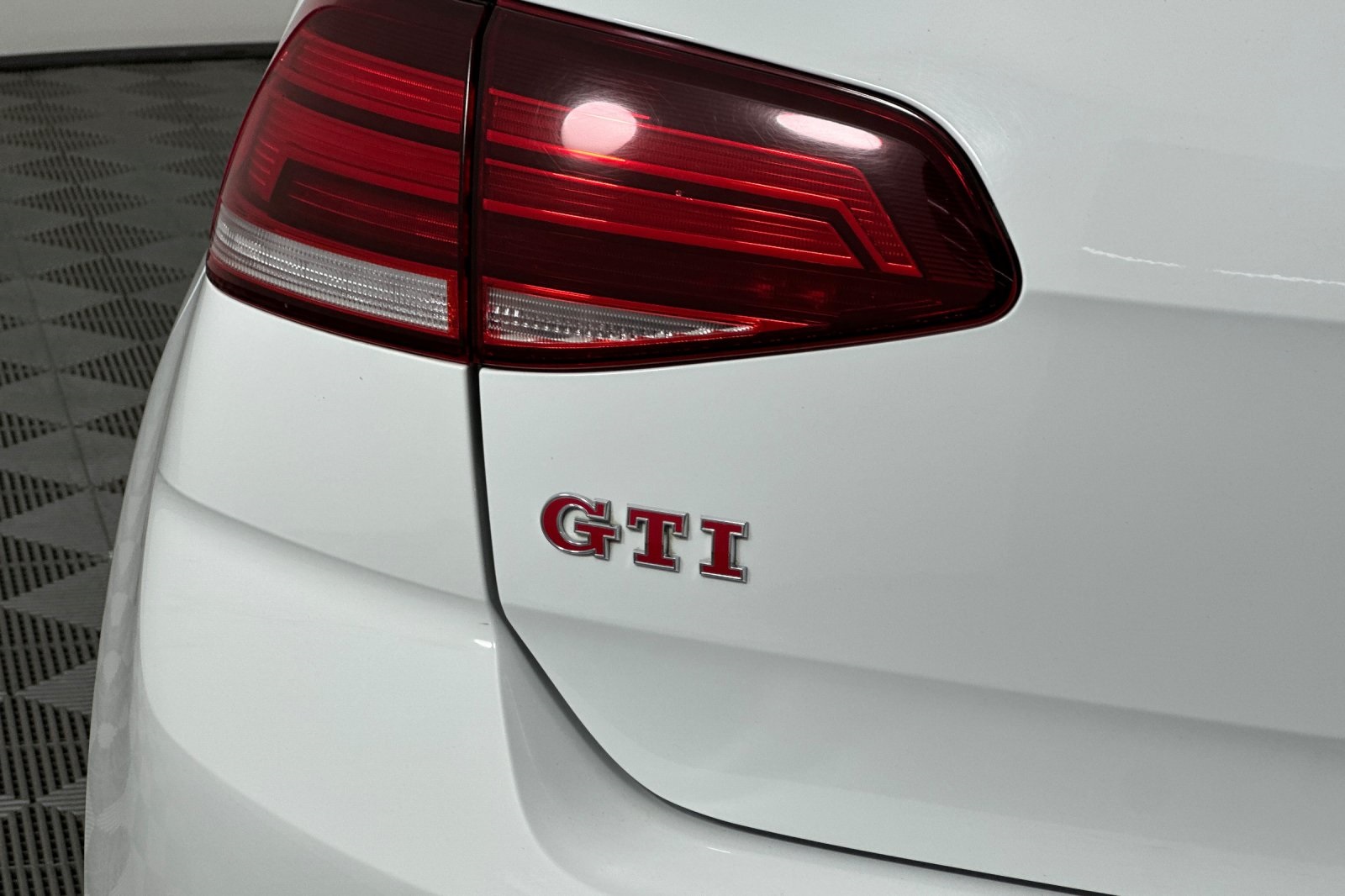 2019 Volkswagen Golf GTI SE photo 26
