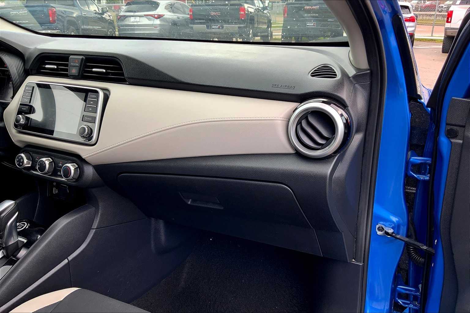 2021 Nissan Versa SV photo 14