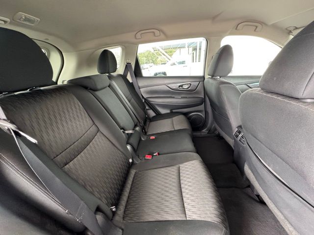 2018 Nissan Rogue SV photo 22