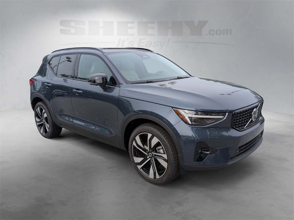 2026 Volvo XC40 photo 2