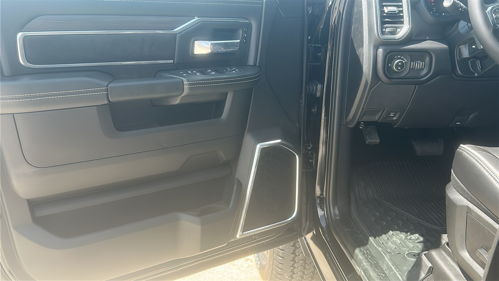 2025 Ram 2500 Laramie photo 13