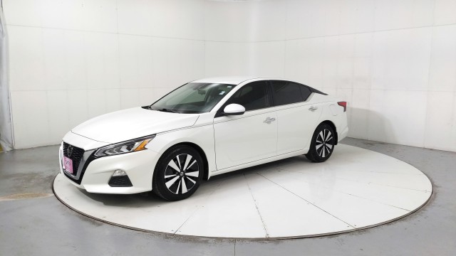 Used 2022 Pearl White Tricoat Nissan 2.5 SV image 1