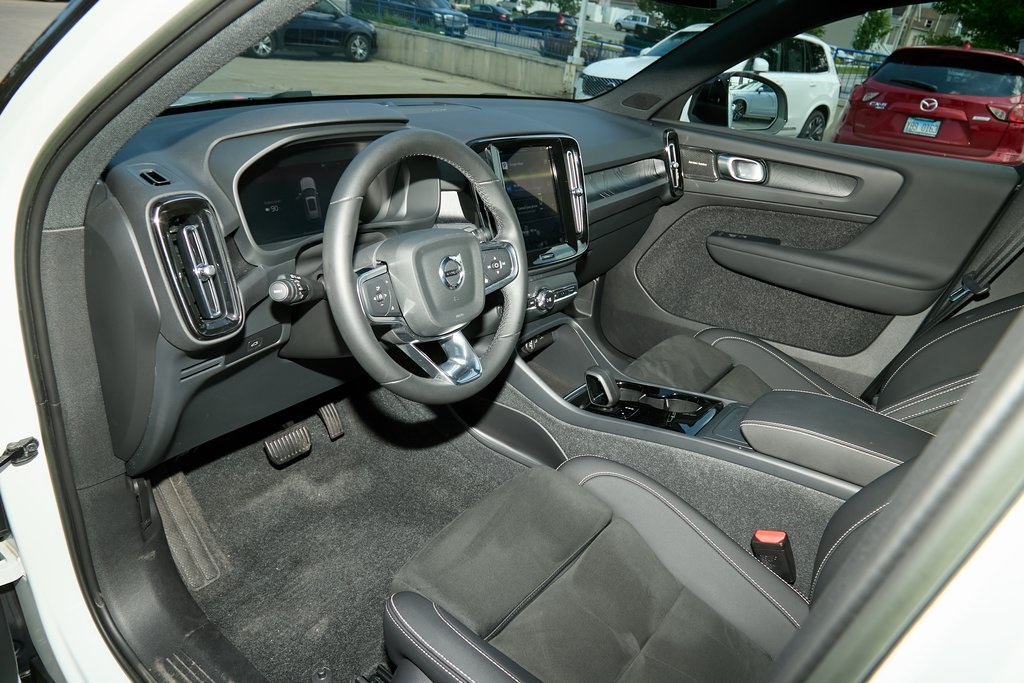 2023 VOLVO XC40 - Image 11
