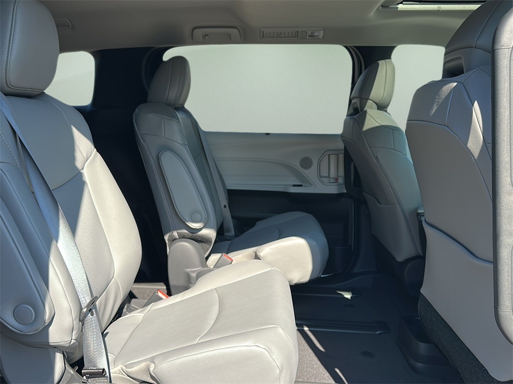 2025 Toyota Sienna XLE photo 24