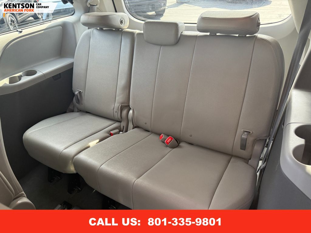 2019 Toyota Sienna XLE photo 34