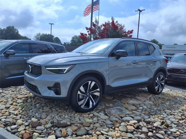 2026 Volvo XC40 AWD photo 2
