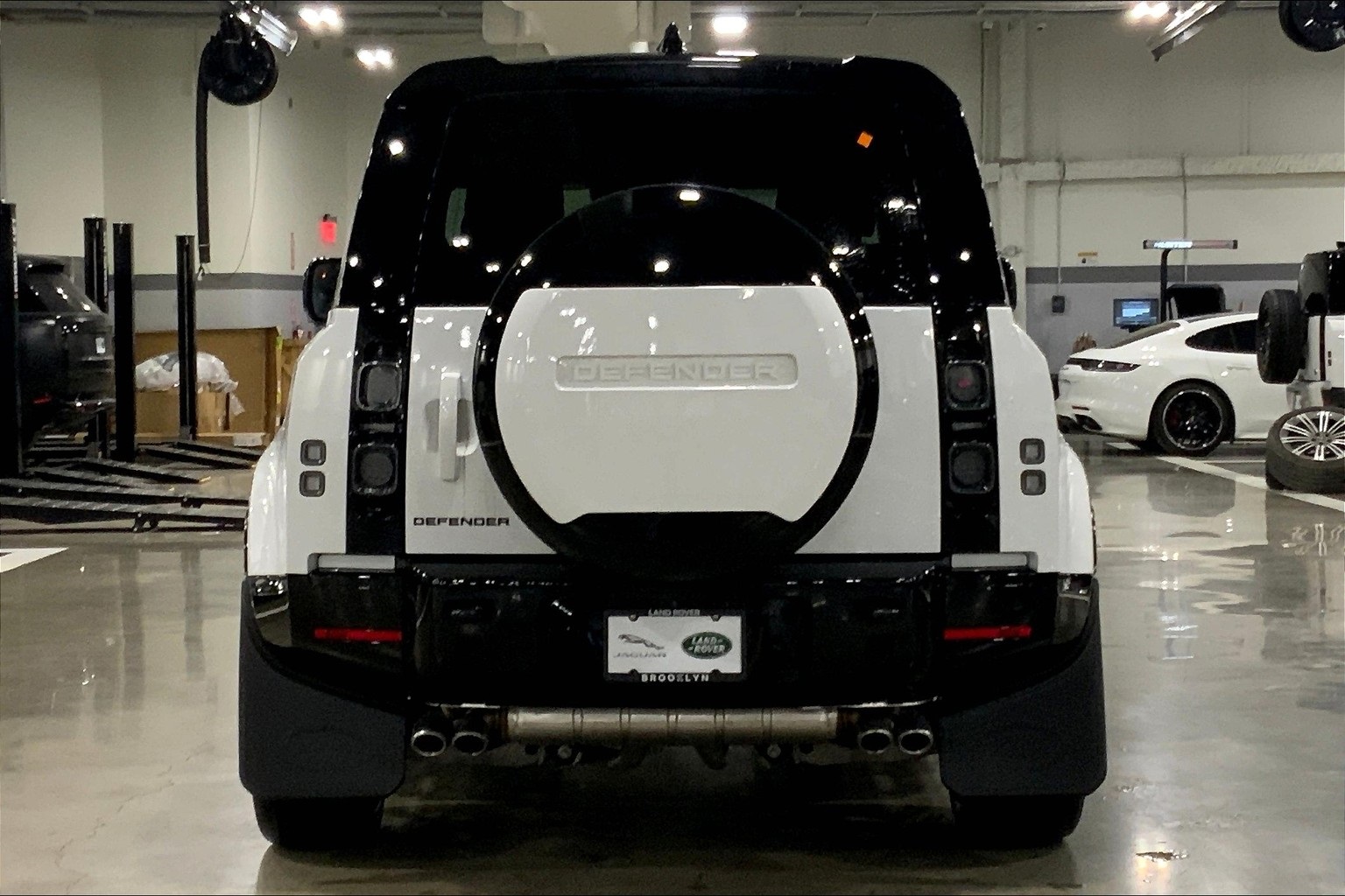2025 Land Rover Defender 90 V8 photo 3