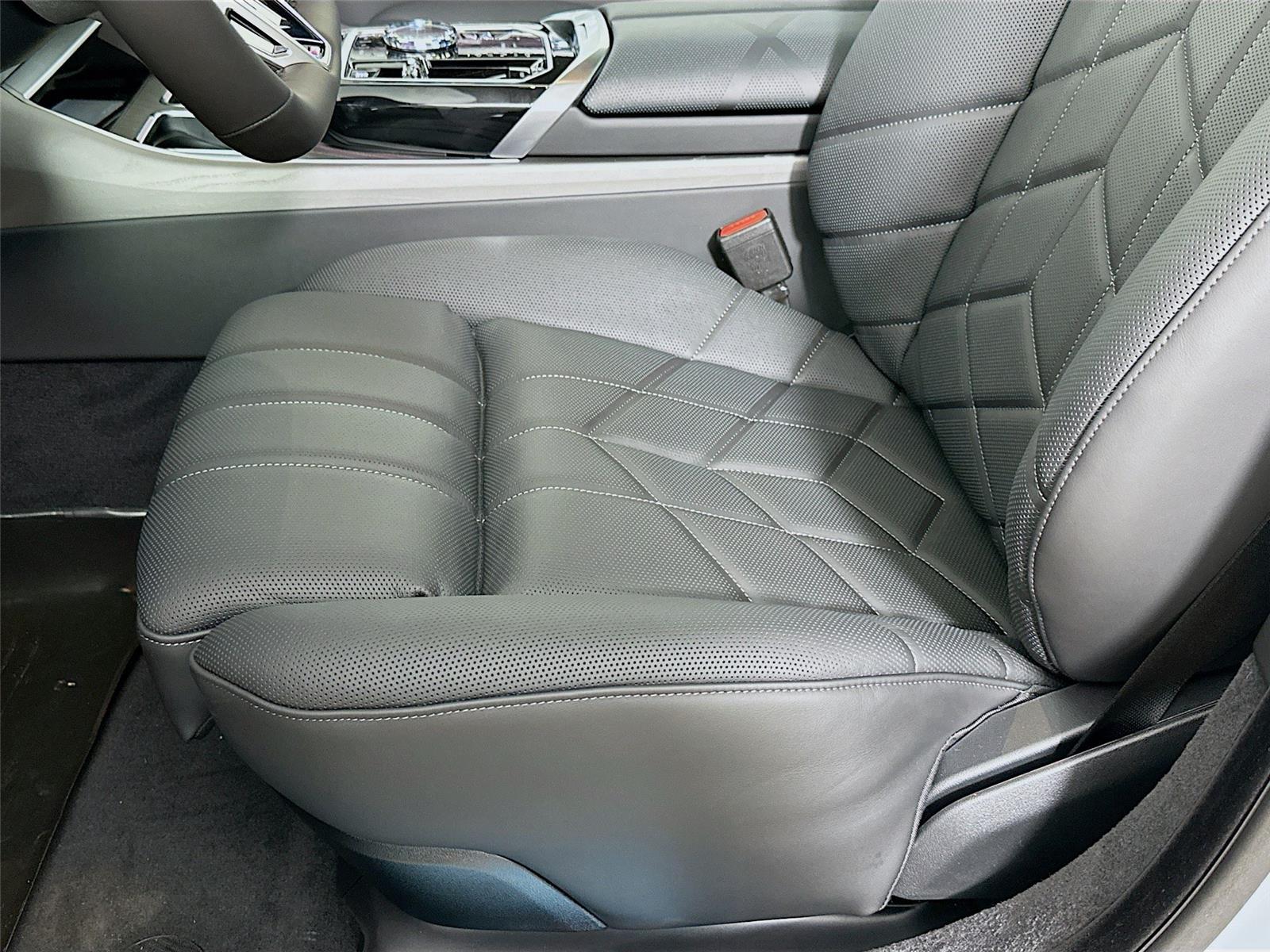 2026 Bmw 750e photo 15