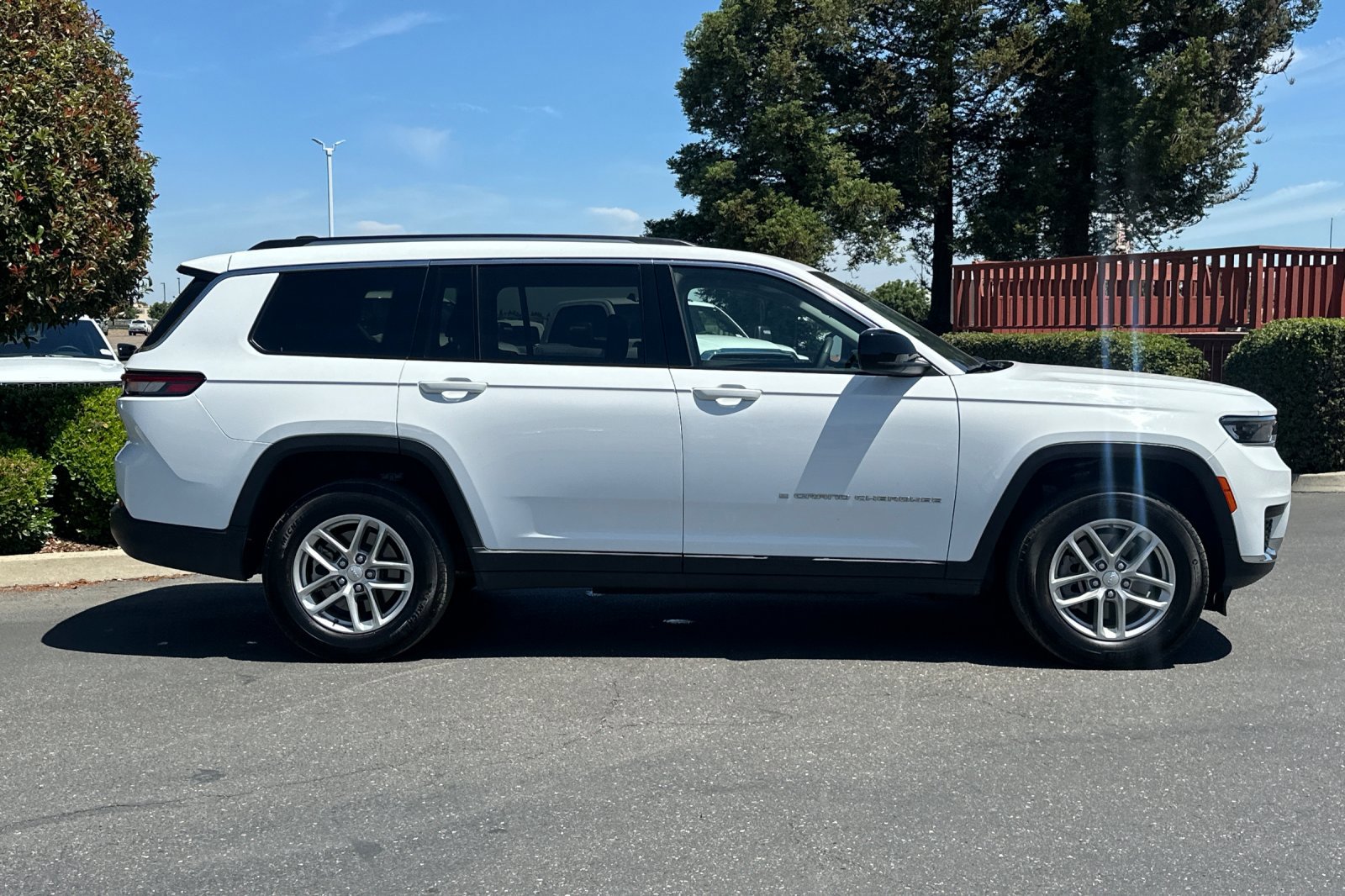 2023 Jeep Grand Cherokee Laredo photo 3