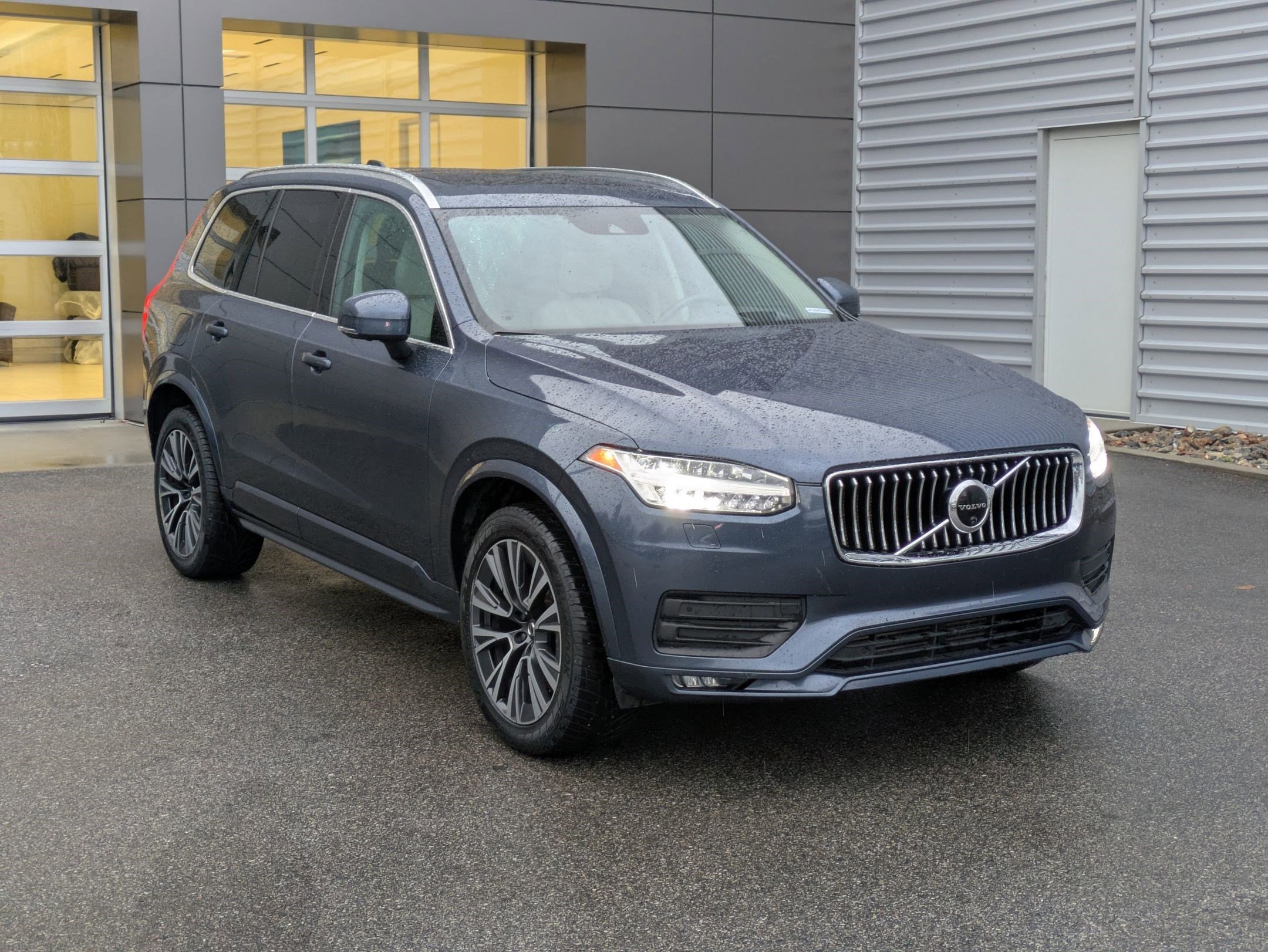 2021 Volvo XC90 Momentum's photo