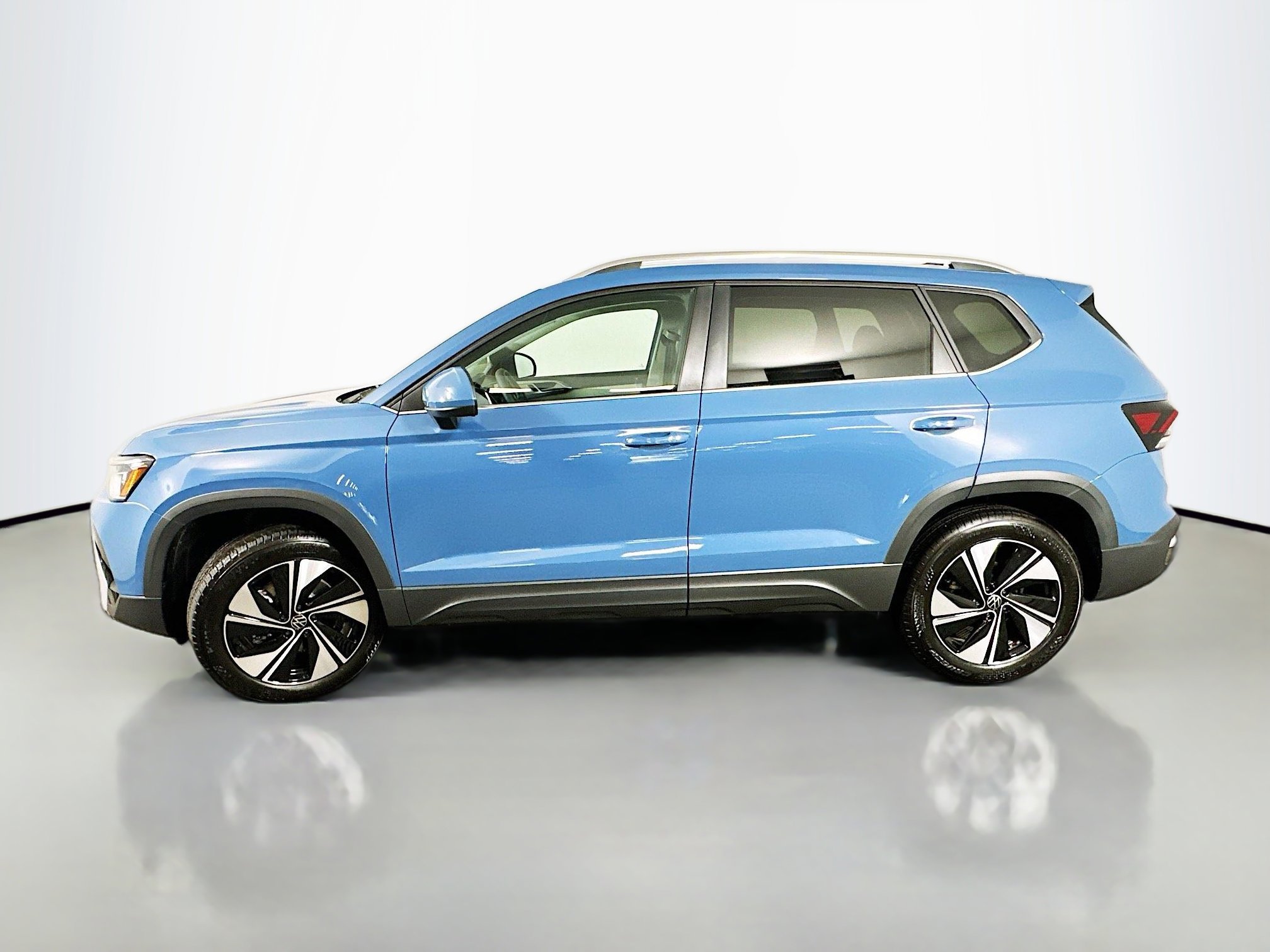2025 Volkswagen Taos SE photo 4