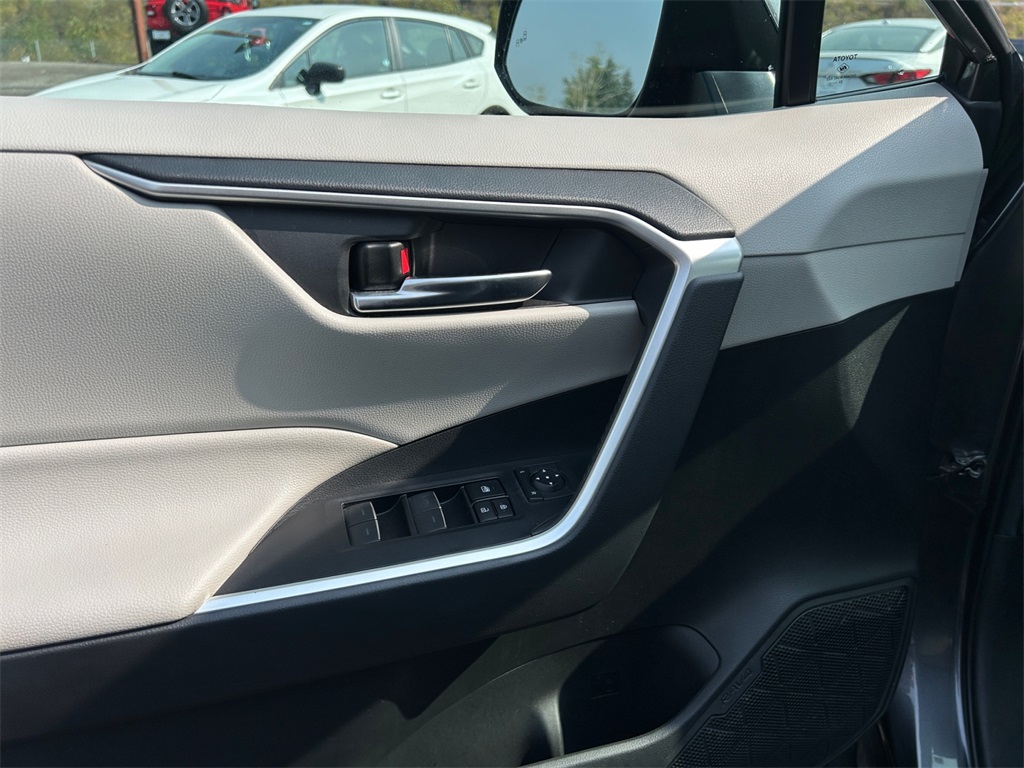 2022 Toyota RAV4 Hybrid XLE photo 10