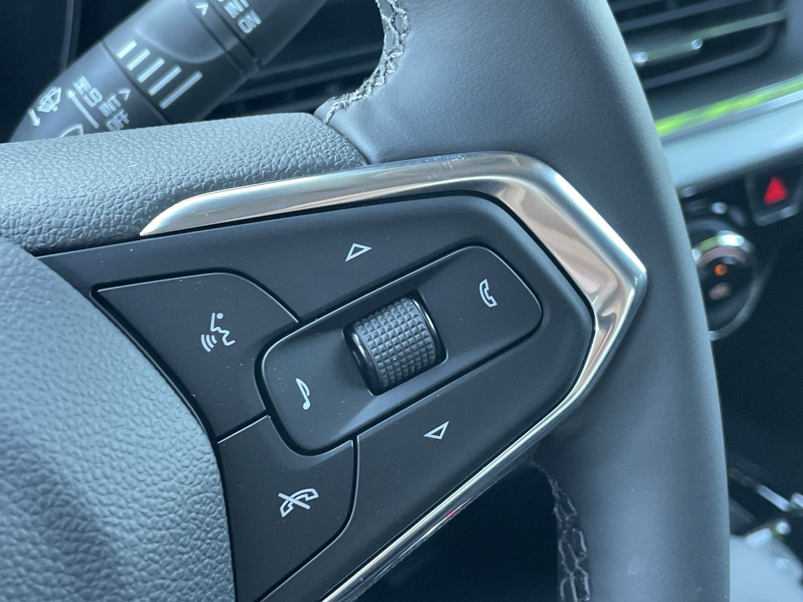 2025 Chevrolet Trax LT photo 13