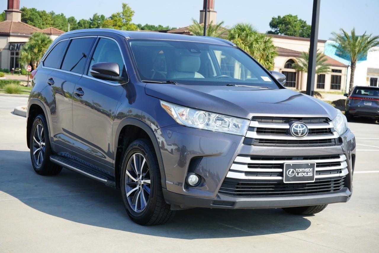 2017 Toyota Highlander SE XLE photo 2