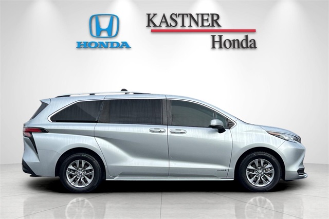 2021 Toyota Sienna LE photo 3