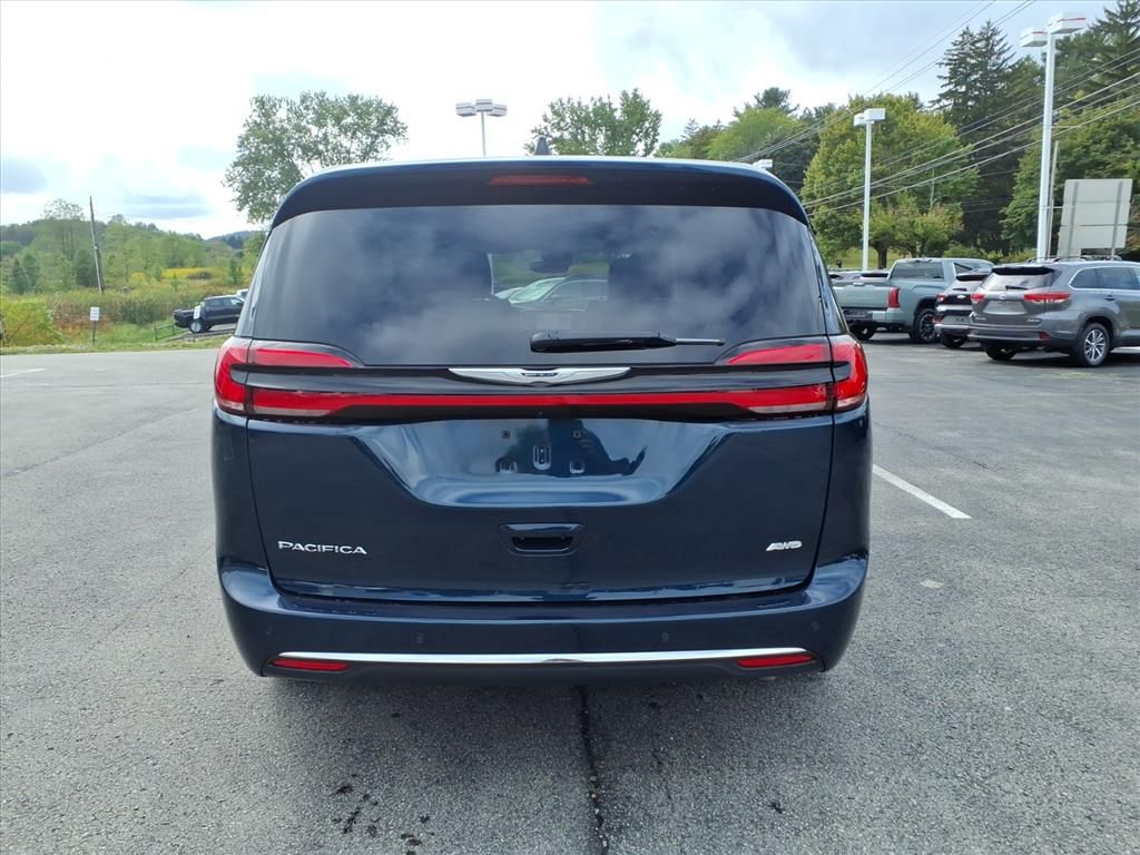 2024 Chrysler Pacifica Touring L photo 3