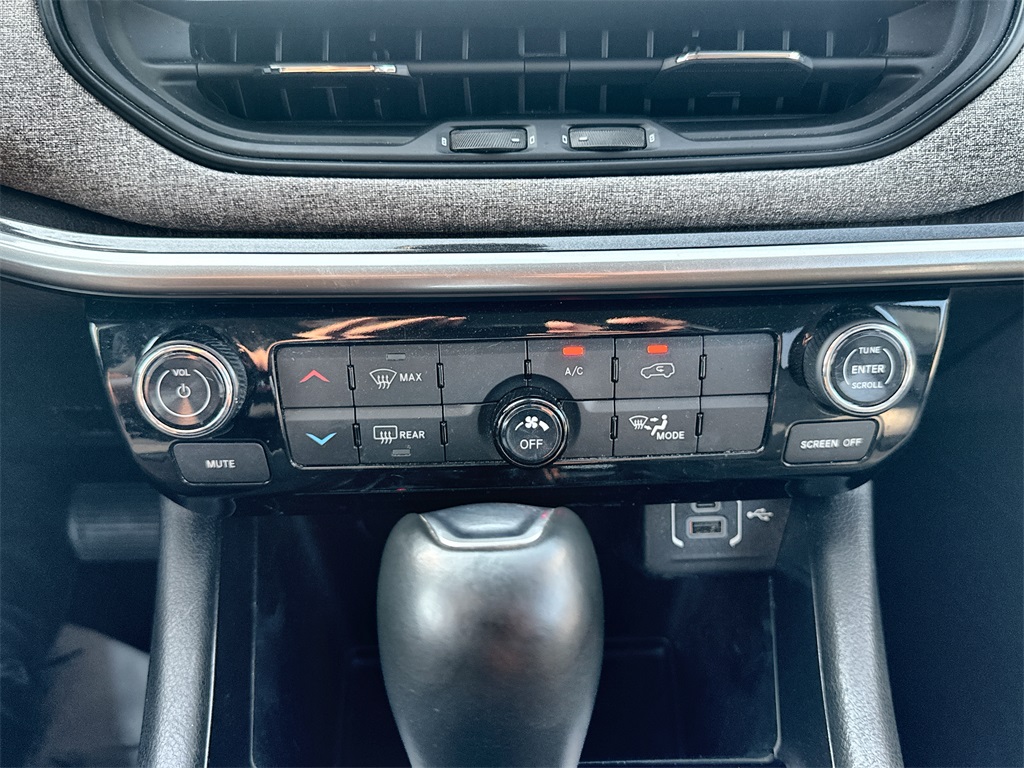 2022 Jeep Compass Latitude Lux photo 17