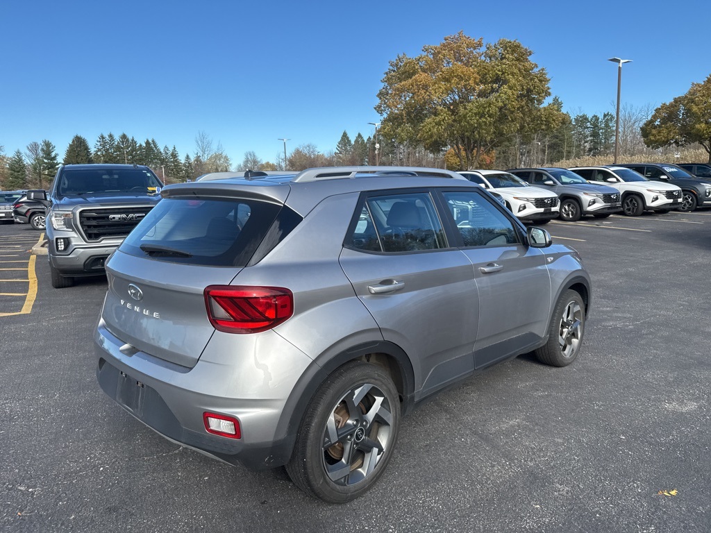 2023 Hyundai Venue SEL photo 4