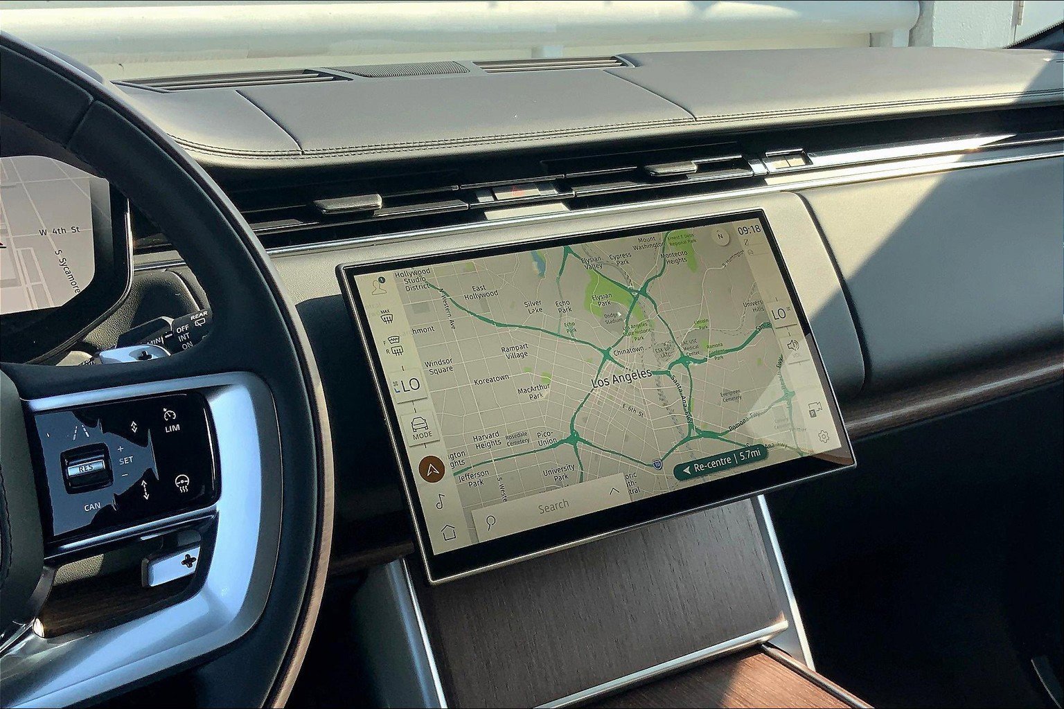2025 Land Rover Range Rover SE photo 5