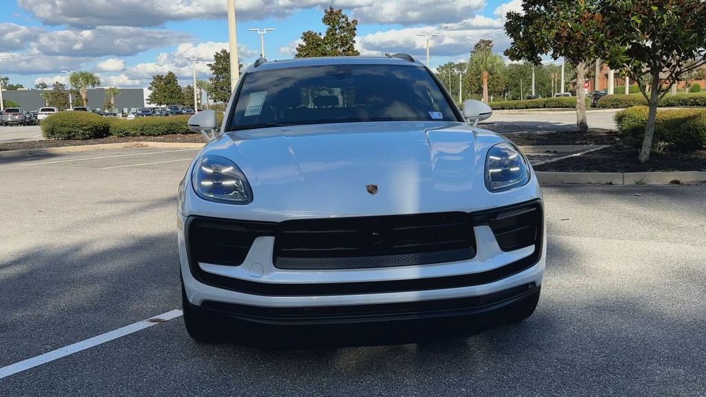 2026 Porsche Macan Base photo 3