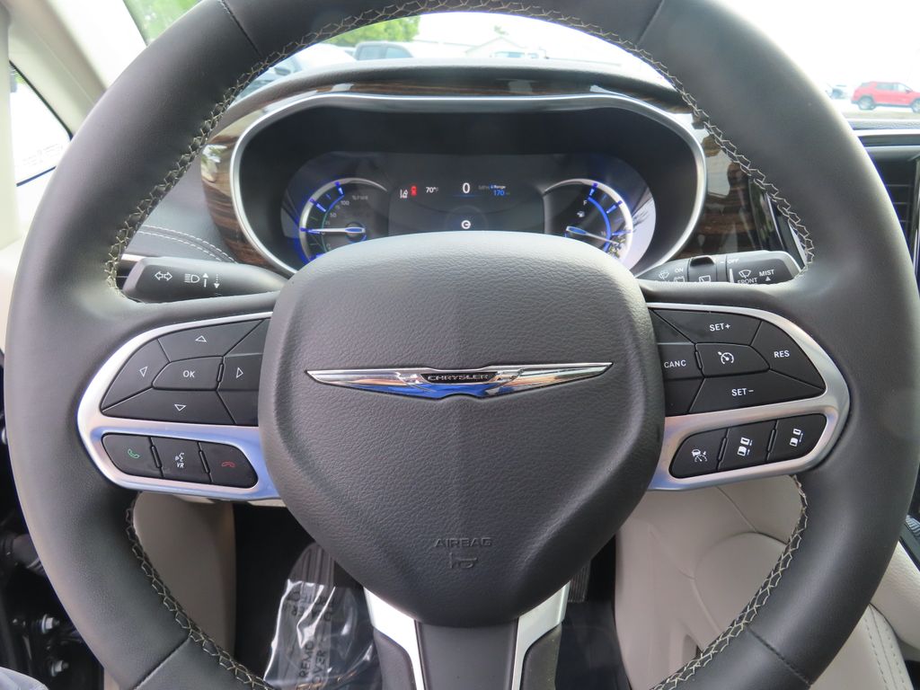 2023 Chrysler Pacifica Hybrid Limited photo 9