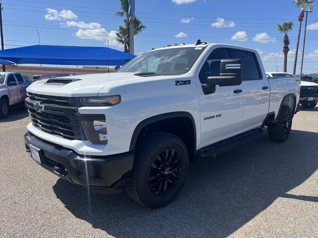 2025 Chevrolet Silverado 2500HD Custom photo 3