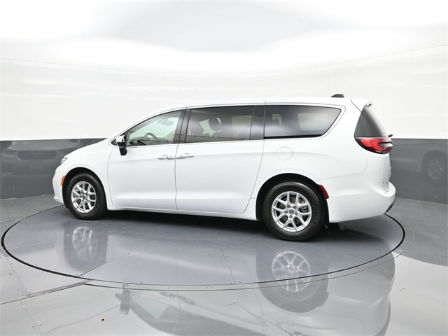2023 Chrysler Pacifica Touring L photo 4