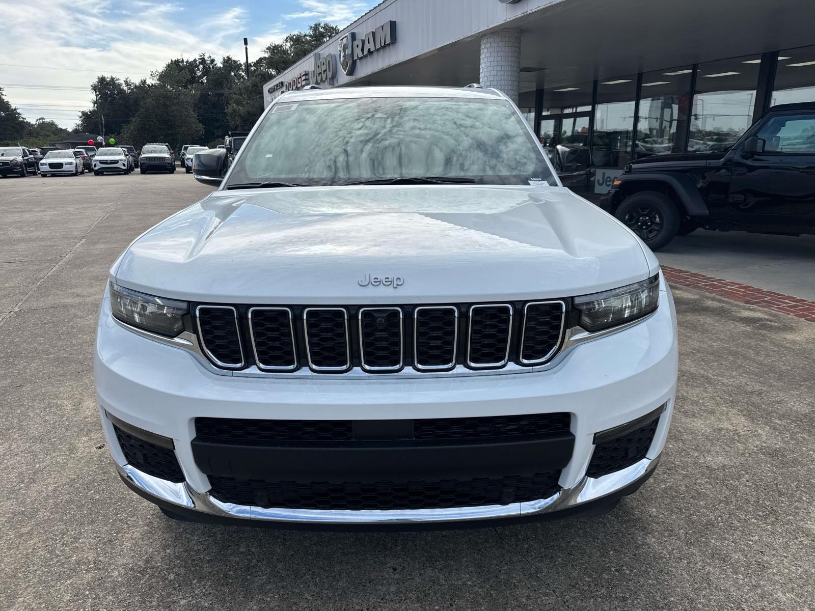 2025 Jeep Grand Cherokee Limited photo 2