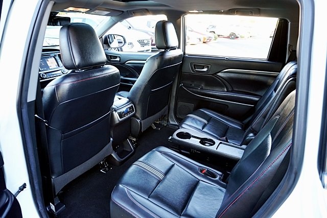 Used 2019  Toyota SE image 19