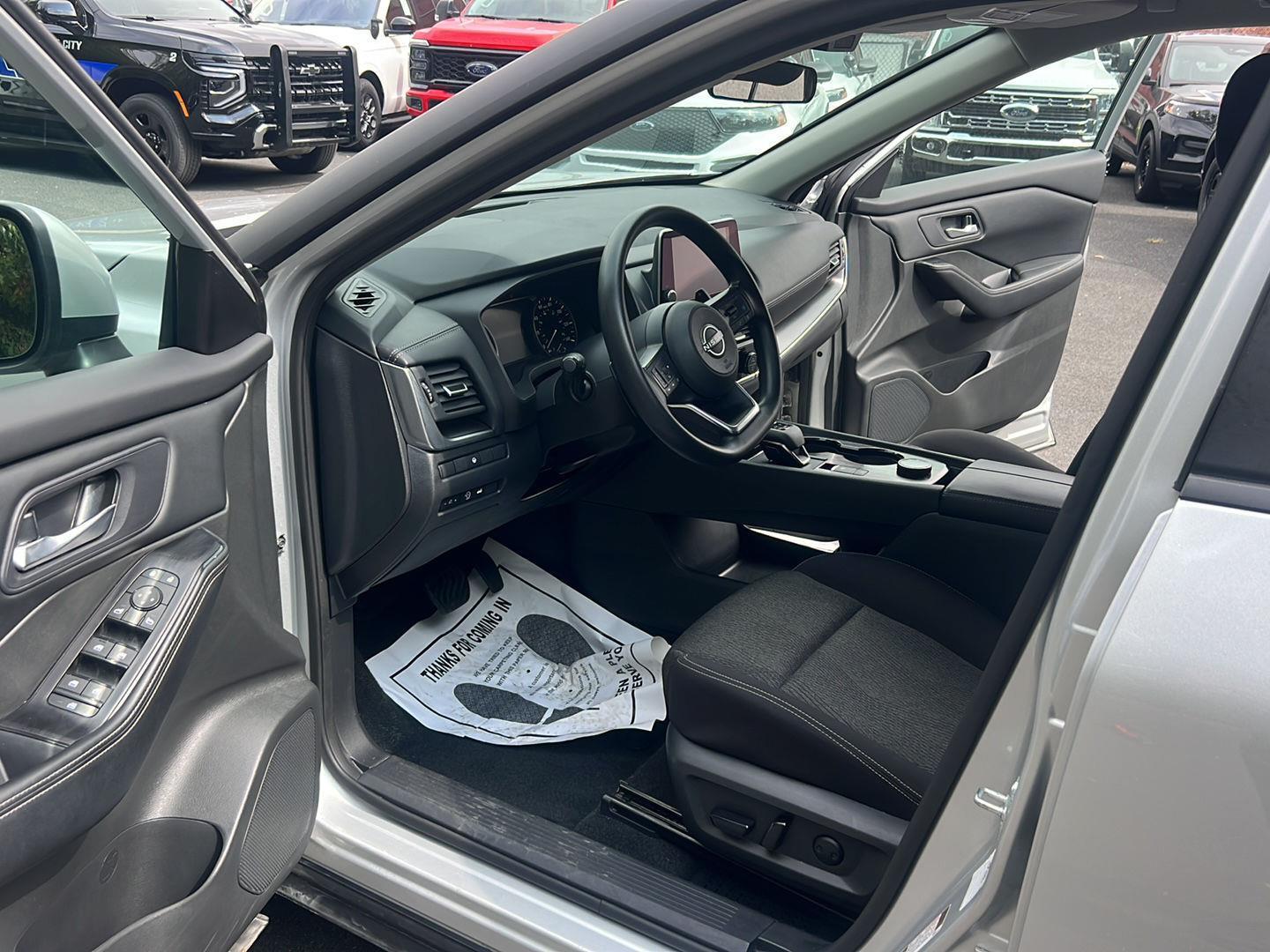 2024 Nissan Rogue SV photo 13