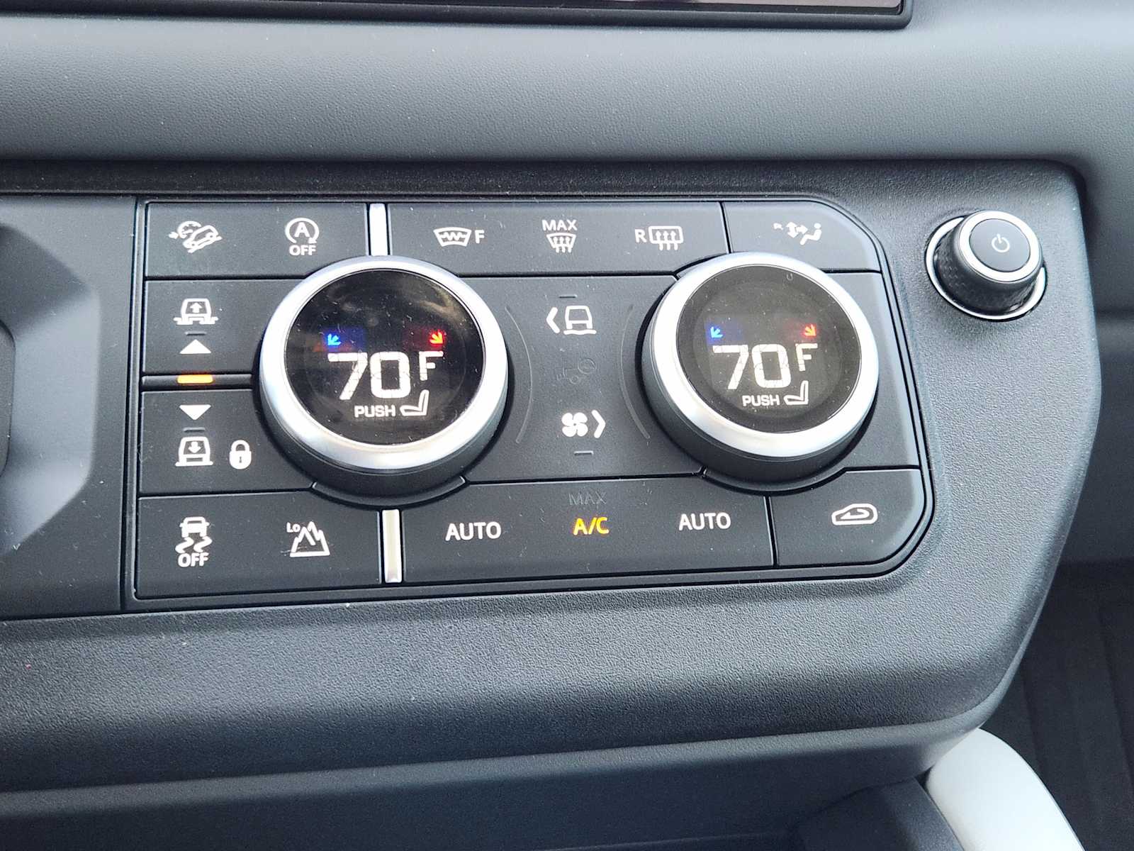 2025 Land Rover Defender 110 X-Dynamic SE photo 16