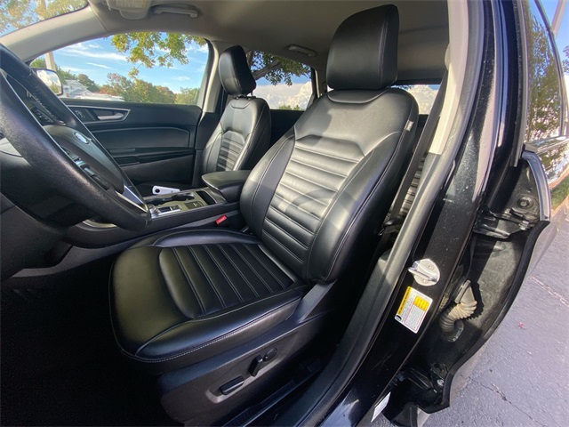 2022 Ford Edge SEL photo 2