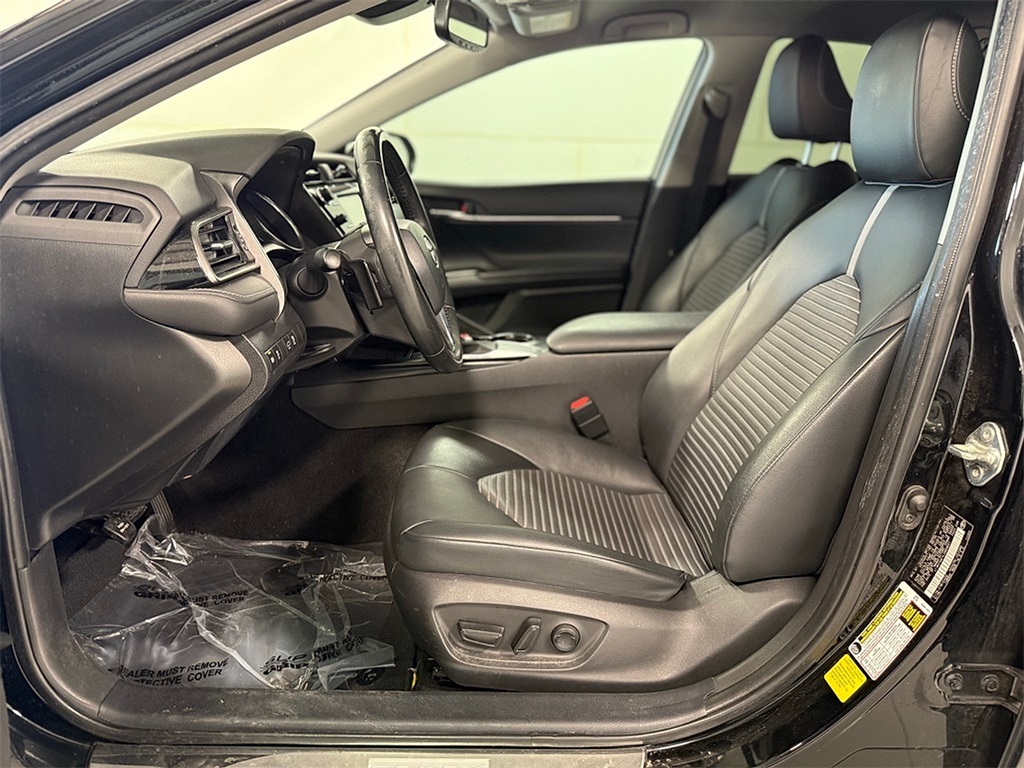 2020 Toyota Camry SE photo 5