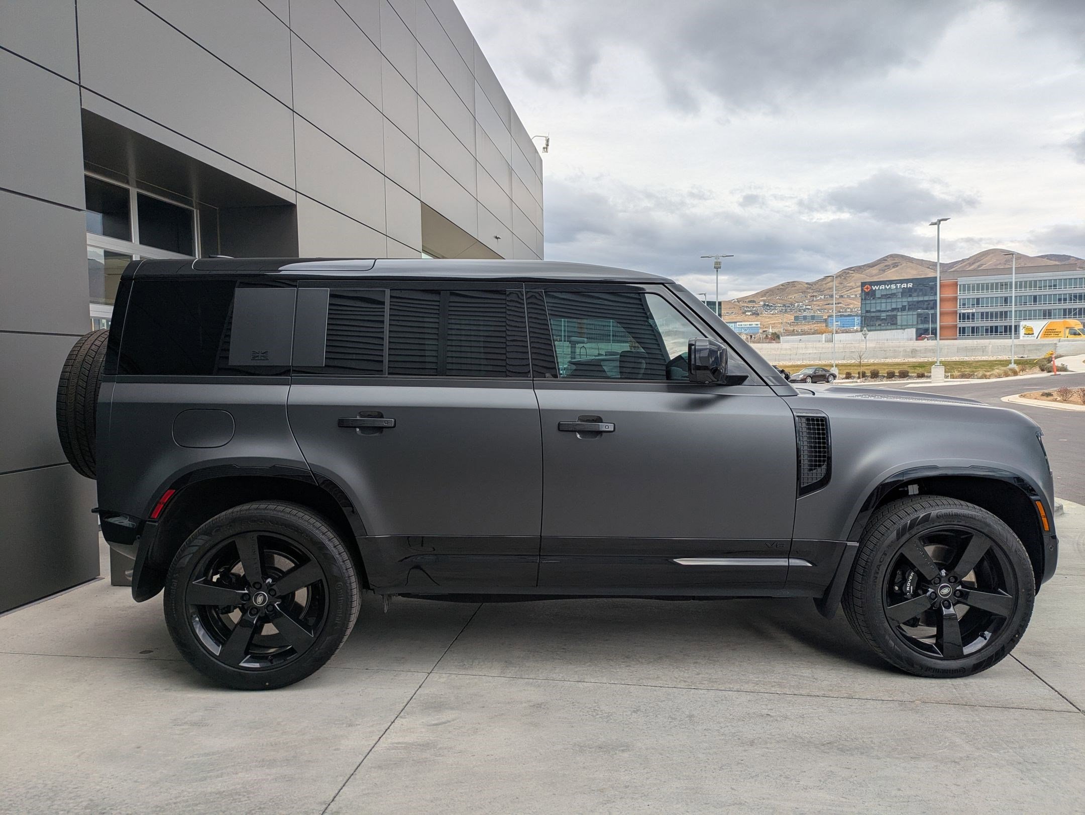 2025 Land Rover Defender 110 V8 photo 4