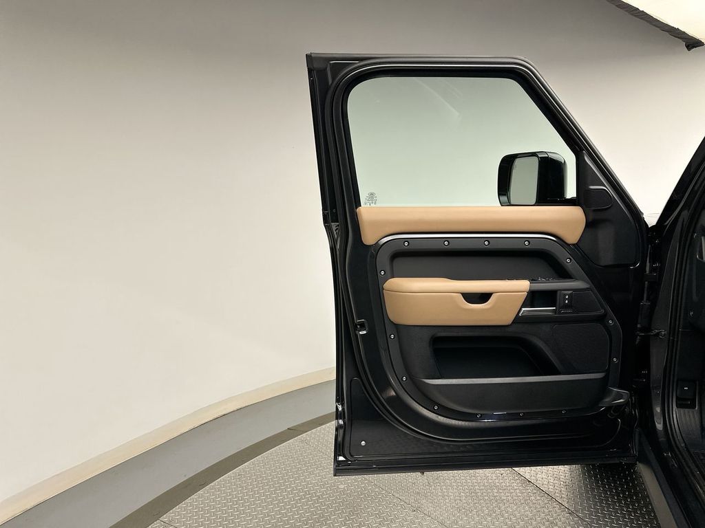 2026 Land Rover Defender 110 photo 5