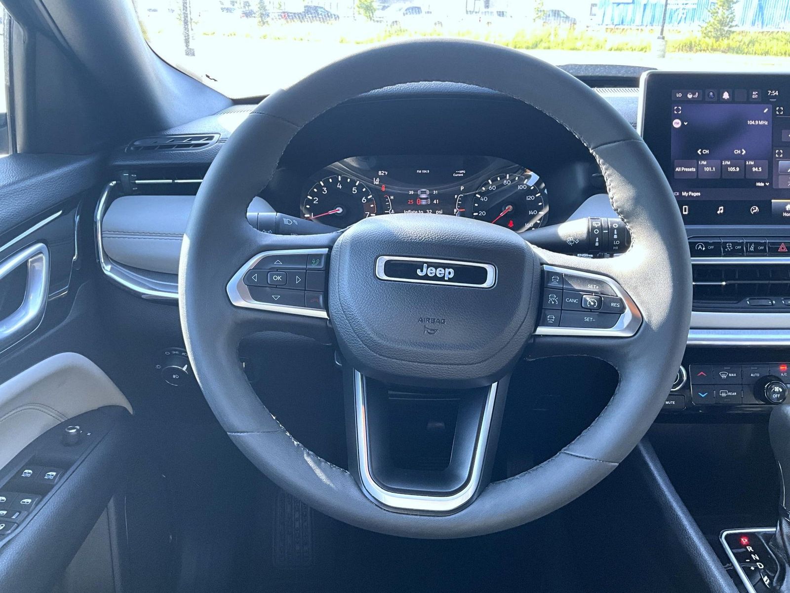 2023 Jeep Compass Limited photo 11