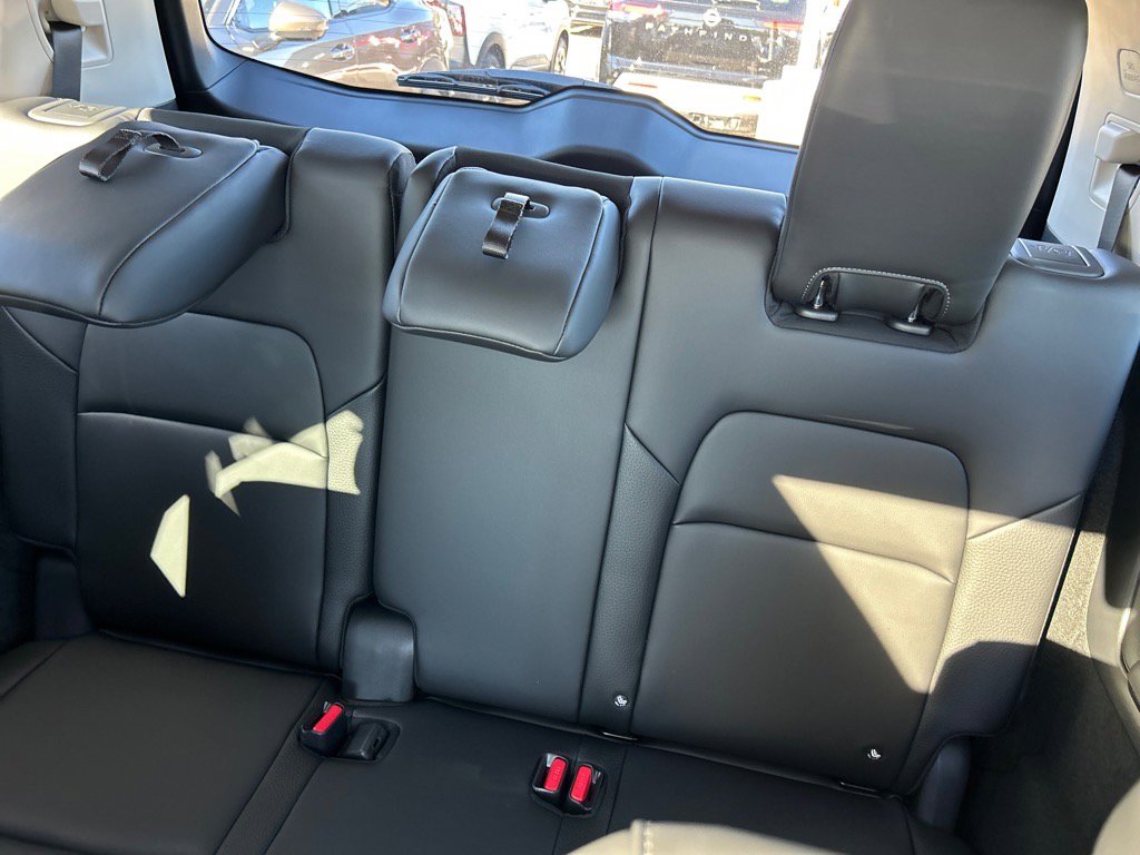 2025 Nissan Pathfinder SL photo 4