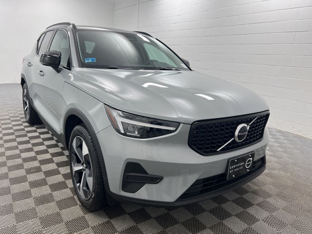 2026 Volvo XC40 Core's photo