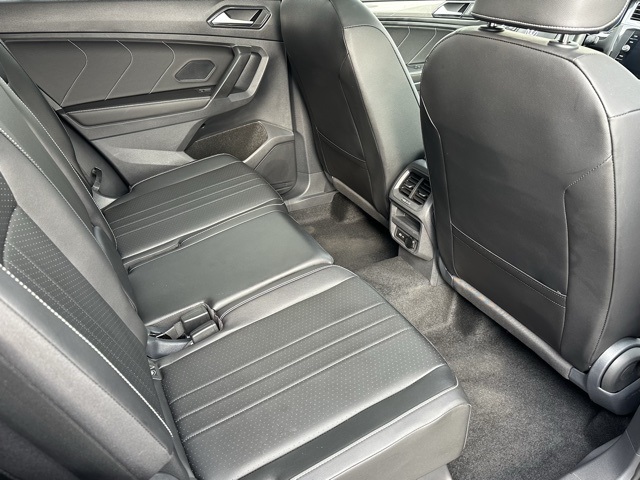 2023 Volkswagen Tiguan SE photo 2