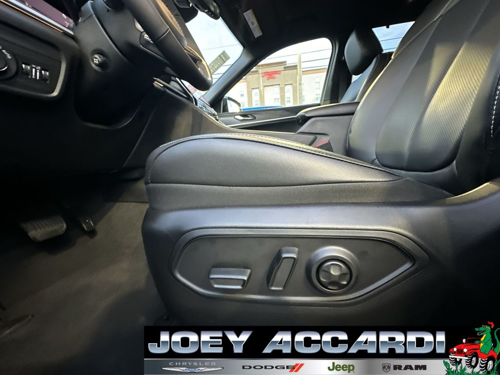 2025 Jeep Grand Cherokee Limited photo 12