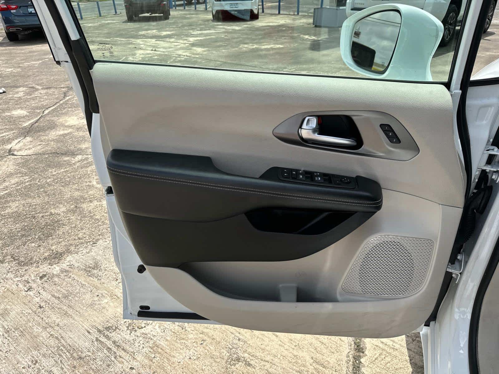 2022 Chrysler Pacifica Touring L photo 36