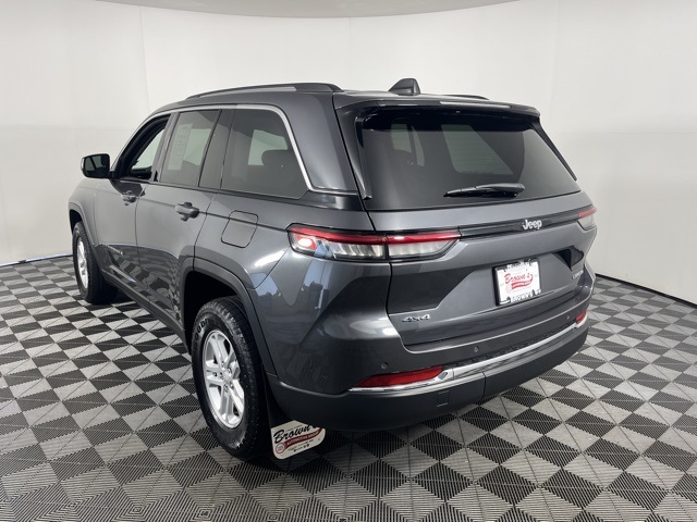 2022 Jeep Grand Cherokee Laredo photo 3