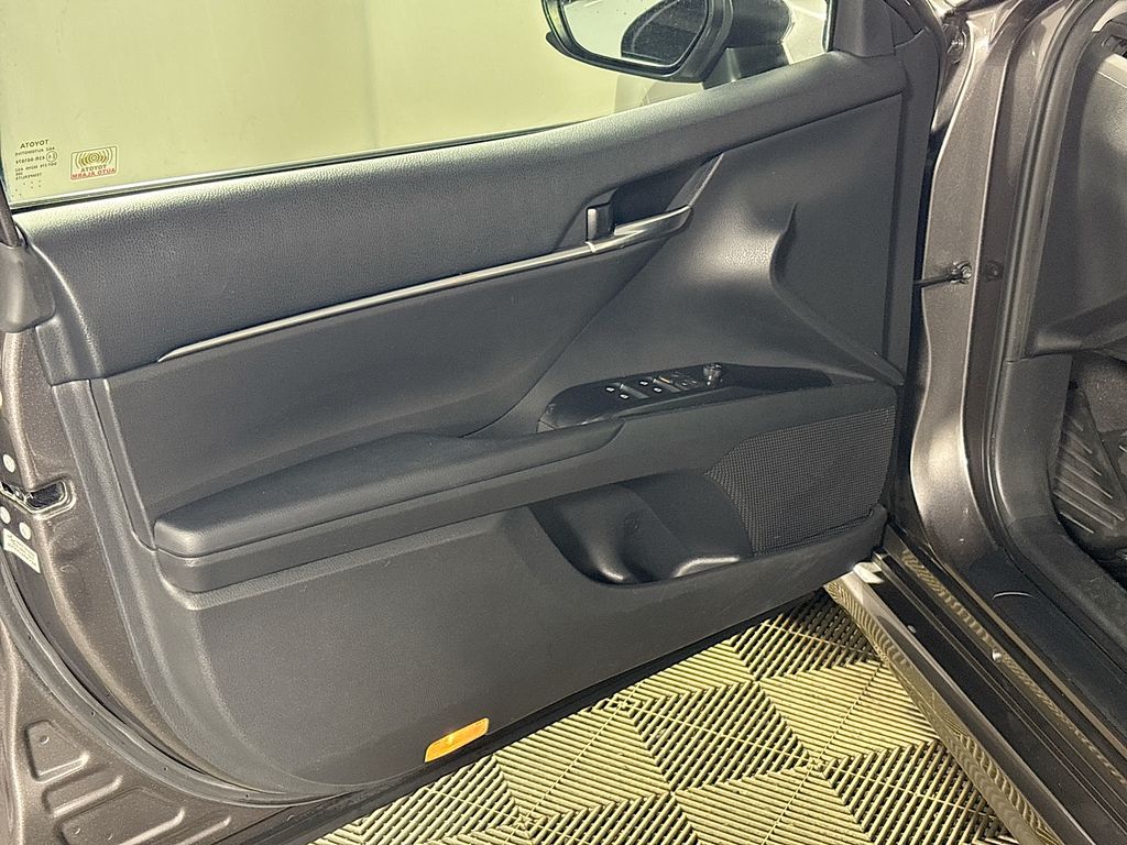 2018 Toyota Camry SE photo 10