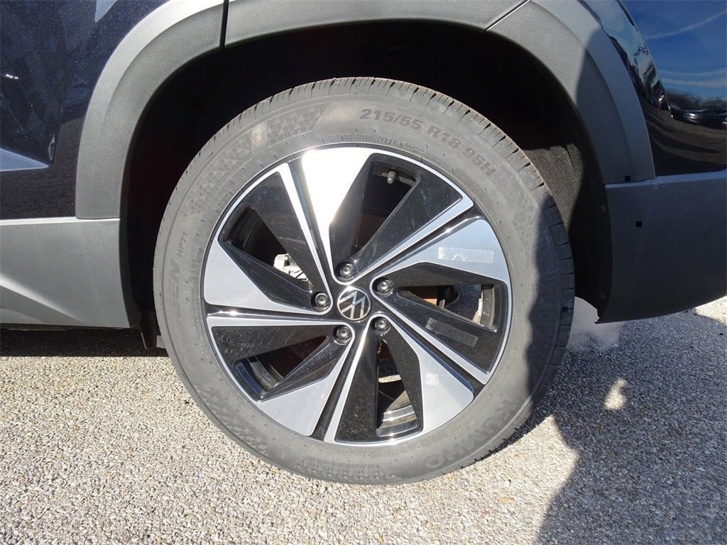 2024 Volkswagen Taos SE photo 2